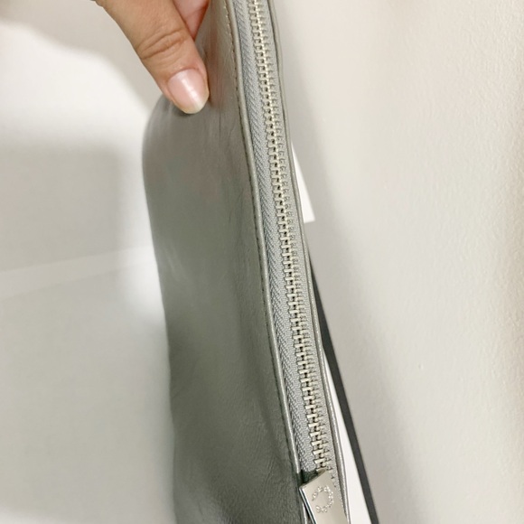 🛍️ SALE 🛍️ CAROL BRODIE | GRAY SHIMMER LEATHER WRISTLET WITH CHUNKY CHAIN - Picture 7 of 7